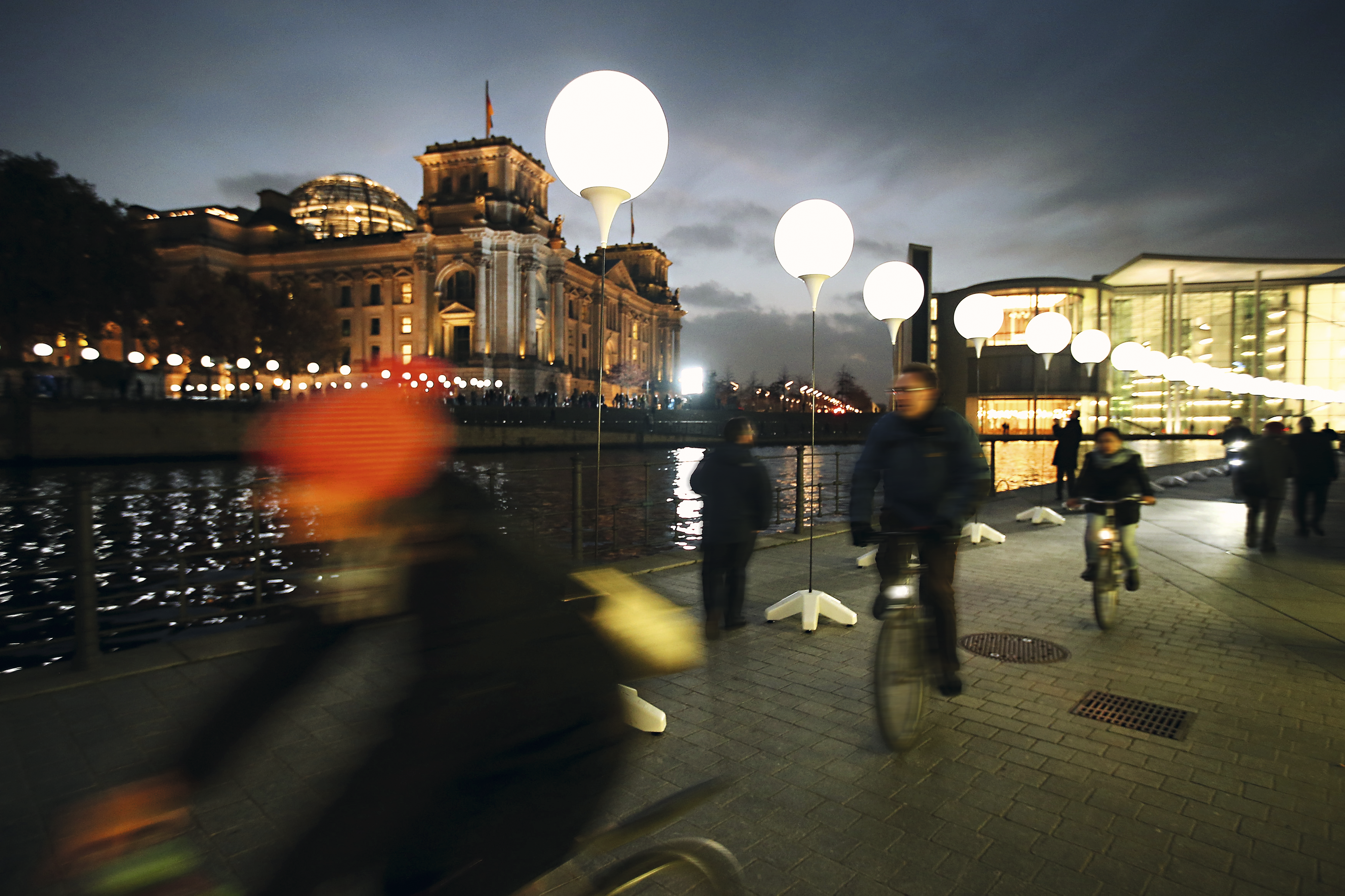 Rio Spree com luzes do Reichstag, Berlim, Alemanha