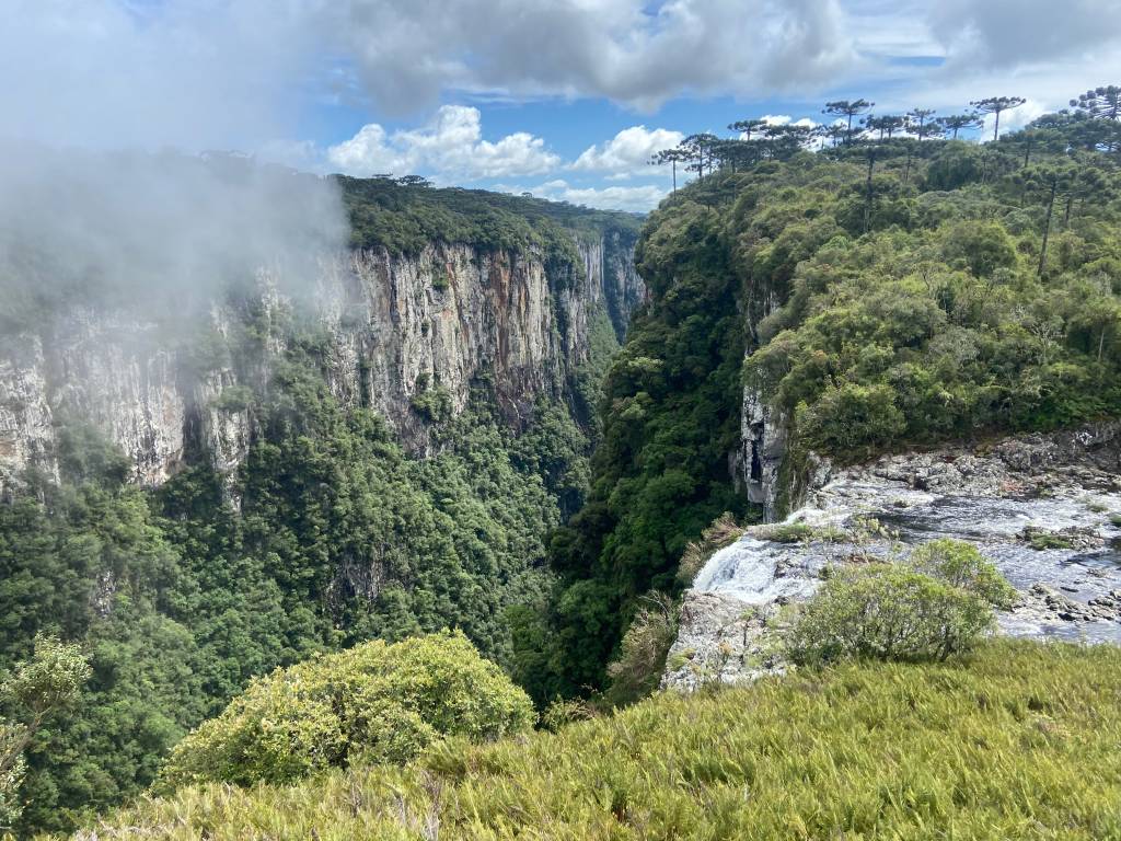 Cascata das Andorinhas, Cânion Itaimbezinho, Cambará do Sul, Rio Grande do Sul, Brasil Cascata das Andorinhas, Cânion Itaimbezinho, Cambará do Sul, Rio Grande do Sul, Brasil