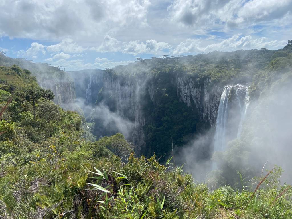 Véu da Noiva, Cânion Itaimbezinho, Cambará do Sul, Rio Grande do Sul, Brasil Véu da Noiva, Cânion Itaimbezinho, Cambará do Sul, Rio Grande do Sul, Brasil