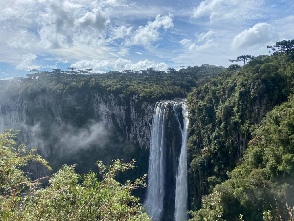 Véu da Noiva, Cânion Itaimbezinho, Cambará do Sul, Rio Grande do Sul, Brasil Véu da Noiva, Cânion Itaimbezinho, Cambará do Sul, Rio Grande do Sul, Brasil