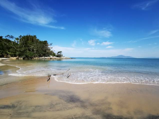 Praia de Zimbros, uma das mais extensas de Bombinhas e perfeita para caminhadas Praia de Zimbros, uma das mais extensas de Bombinhas e perfeita para caminhadas