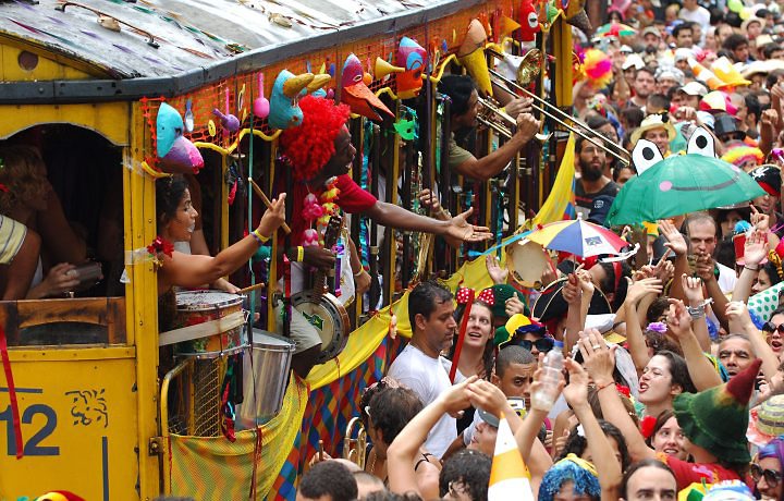 Desfile do Bloco Céu na Terra no bonde de Santa Teresa, no Rio de Janeiro