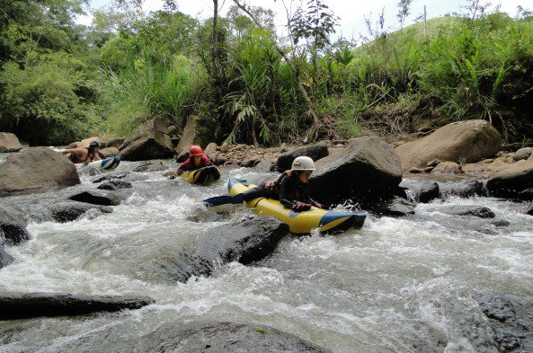Aquaride no Rio do Peixe, que tem corredeiras ideais para a prática do esporte Aquaride no Rio do Peixe, que tem corredeiras ideais para a prática do esporte