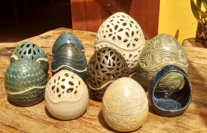 Peças de cerâmica produzidas no ateliê Jardins de Barro, de <span style="font-weight:400;">Cynthia Duarte</span> Peças de cerâmica produzidas no ateliê Jardins de Barro, de <span style="font-weight:400;">Cynthia Duarte</span>