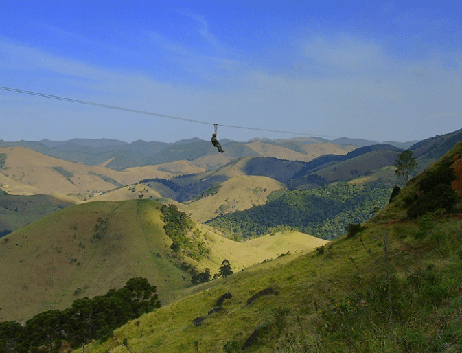 Sequência de tirolesas com 800m de extensão faz parte do lazer da pousada Portal do Equilibrium