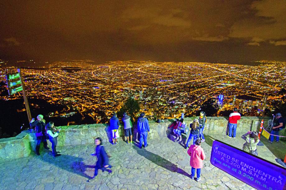 Estupenda vista de Bogotá a 3.200 metros de altura, no Cerro de Monserrat Estupenda vista de Bogotá a 3.200 metros de altura, no Cerro de Monserrat