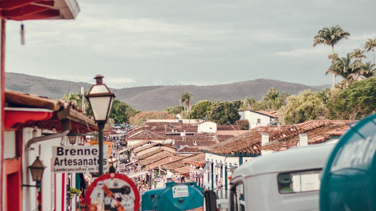 Rua no centro histórico de Pirenópolis, em Goiás, Brasil