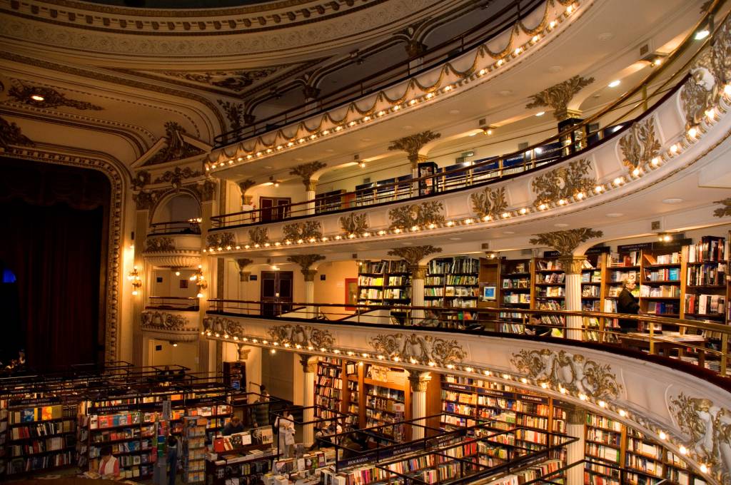 Ambiente interno da Livraria El Ateneo, em Buenos Aires, Argentina