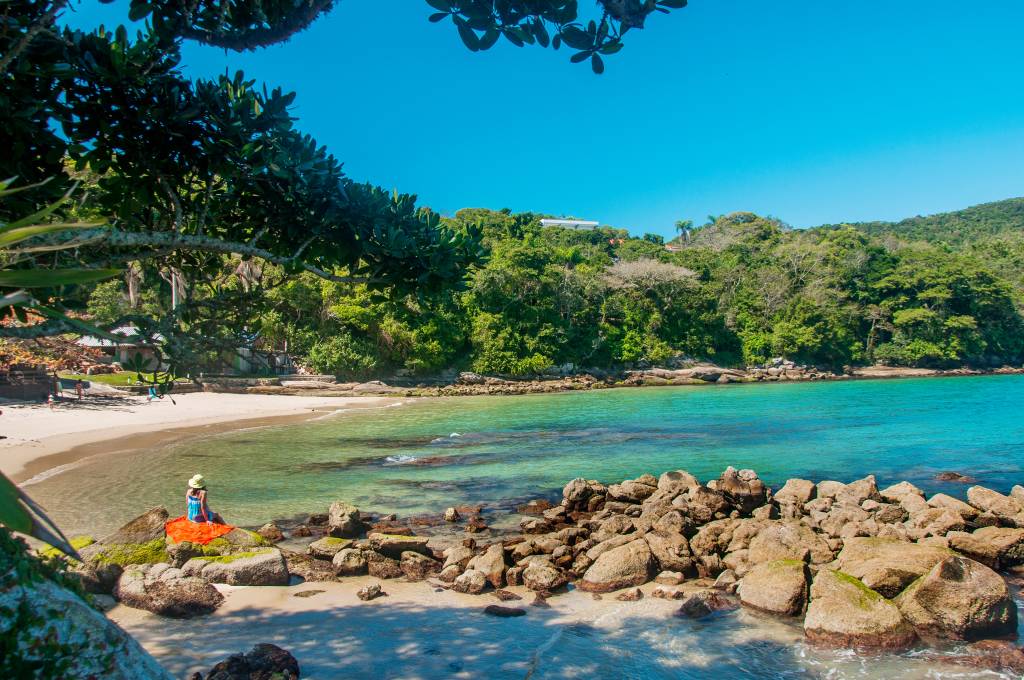 Piscinas naturais na Praia da Sepultura em Bombinhas (SC)