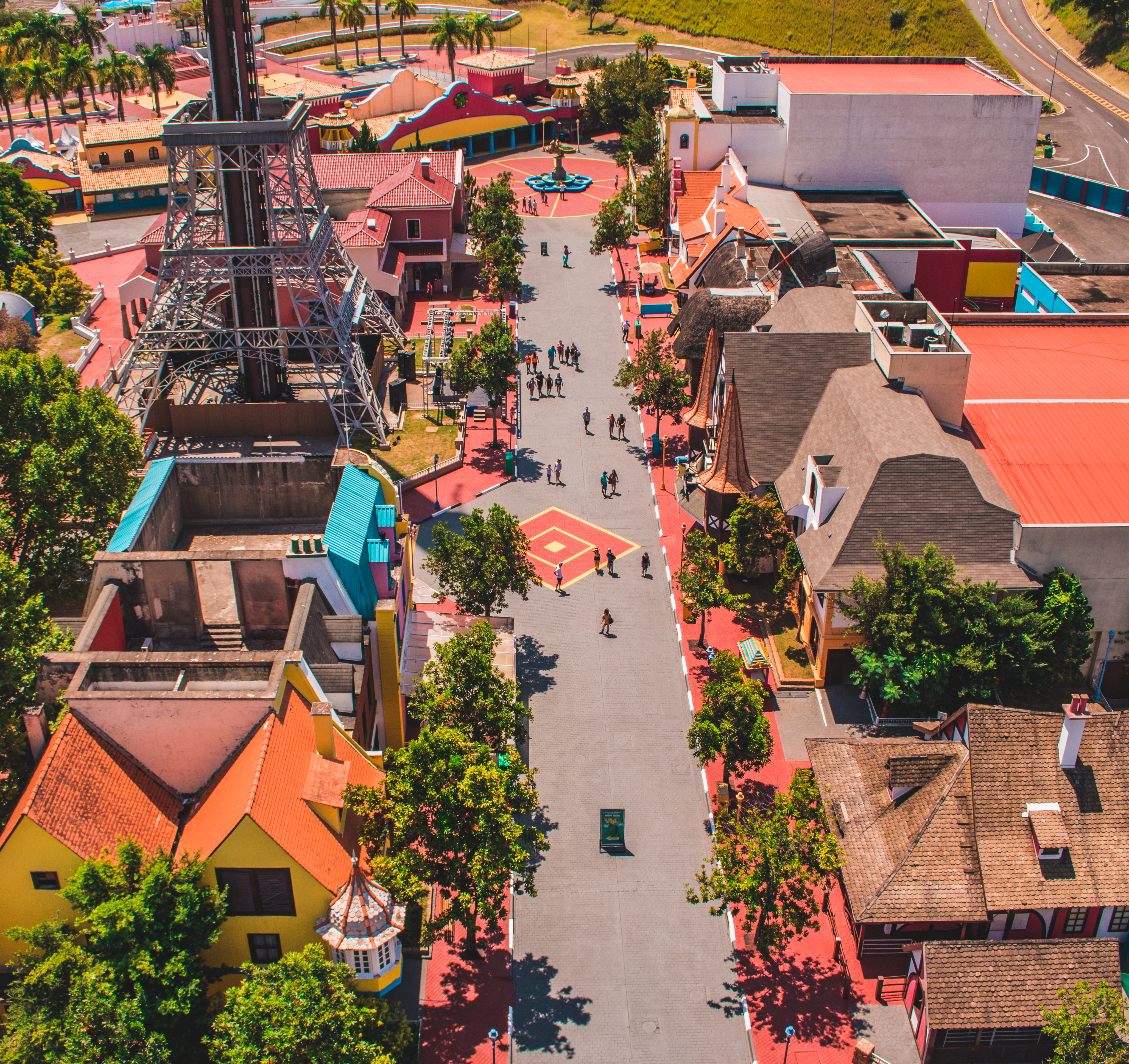 A imagem mostra uma área do parque Hopi Hari com atrações que remetem a diferentes países do mundo.