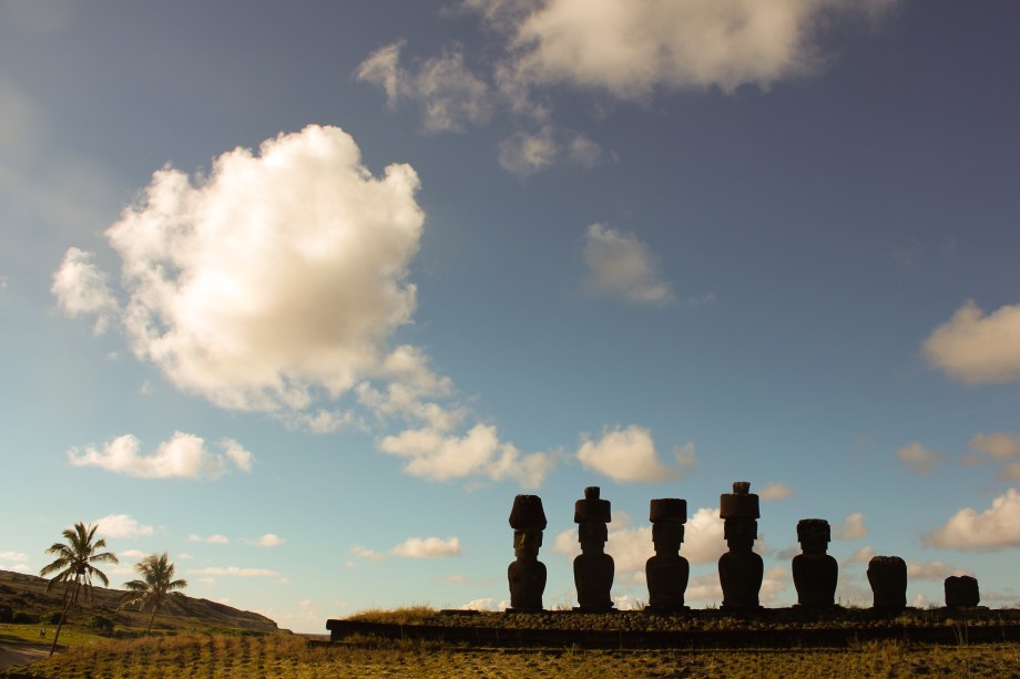 Um dos lugares mais isolados do mundo, a <a href="https://preprod.viagemeturismo.abril.com.br/cidades/ilha-de-pascoa-2/">Ilha de Páscoa</a> é um território do <a href="https://preprod.viagemeturismo.abril.com.br/paises/chile-2/">Chile</a> que encanta por seus vulcões e cultura singular