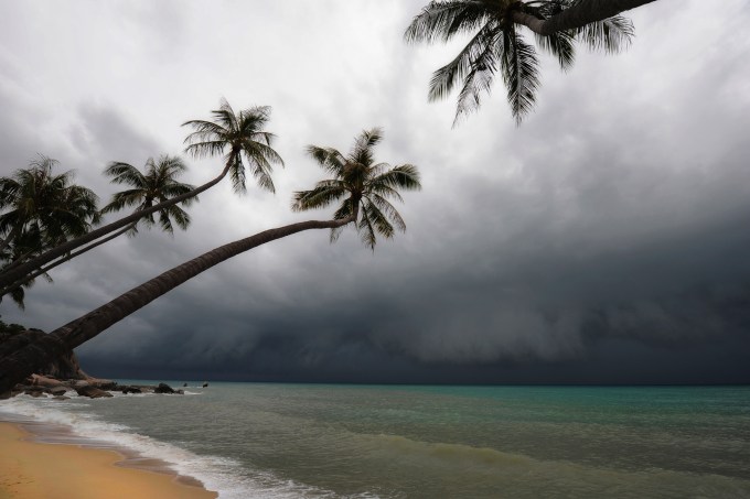 Furacão se aproxima de uma praia