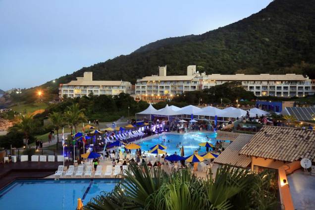 <strong>Costão do Santinho Resort, em Florianópolis (SC)</strong>Trata-se de um destino em si. Muito por sua localização natural - no canto direito da Praia do Santinho e pela elogiável estrutura: são cinco restaurantes, extensa área com piscinas, campo de golfe, trilha, quadras poliesportivas, muro de escalagem, spa, sala de cinema, kids club com recreação. <a href="https://www.booking.com/hotel/br/costao-do-santinho-resort.pt-br.html?aid=332455&label=viagemabril-hoteisfamilia" target="_blank" rel="noopener">Reserve sua estadia no Costão do Santinho Resort</a> <strong>Costão do Santinho Resort, em Florianópolis (SC)</strong>Trata-se de um destino em si. Muito por sua localização natural - no canto direito da Praia do Santinho e pela elogiável estrutura: são cinco restaurantes, extensa área com piscinas, campo de golfe, trilha, quadras poliesportivas, muro de escalagem, spa, sala de cinema, kids club com recreação. <a href="https://www.booking.com/hotel/br/costao-do-santinho-resort.pt-br.html?aid=332455&label=viagemabril-hoteisfamilia" target="_blank" rel="noopener">Reserve sua estadia no Costão do Santinho Resort</a>