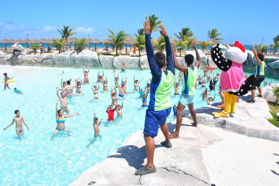 <strong>Enotel Acqua Club</strong>, <strong>em</strong> <strong>Porto de Galinhas</strong> <strong>(PE)</strong> O hotel acaba de inaugurar o parque aquático, e aqui as famílias têm facilidades como babá (paga à parte), cardápio de papinhas para as crianças e duas copas baby. Além de várias piscinas à beira-mar e quadras esportivas. <a href="https://www.booking.com/hotel/br/enotel-acqua-club.pt-br.html?aid=332455;sid=605c56653290b80351df808102ac423d;dest_id=-663612;dest_type=city;dist=0;group_adults=2;hapos=1;hpos=1;is_swapped_image=1;room1=A%2CA;sb_price_type=total;srepoch=1533661666;srfid=63dc8796704c4d06c6f7600f70df320a4efa8c07X1;srpvid=e9d678708d4000bb;type=total;ucfs=1�" target="_blank" rel="noopener"><em>Reserve sua estadia no Enotel Acqua Club</em></a>