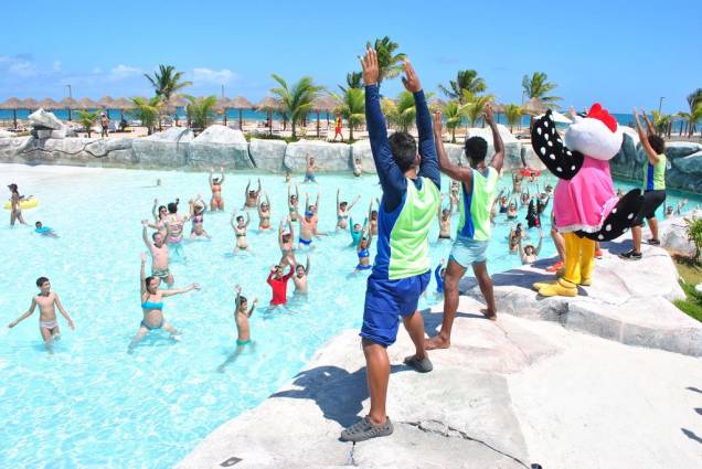 <strong>Enotel Acqua Club</strong>, <strong>em</strong> <strong>Porto de Galinhas</strong> <strong>(PE)</strong> O hotel acaba de inaugurar o parque aquático, e aqui as famílias têm facilidades como babá (paga à parte), cardápio de papinhas para as crianças e duas copas baby. Além de várias piscinas à beira-mar e quadras esportivas. <a href="https://www.booking.com/hotel/br/enotel-acqua-club.pt-br.html?aid=332455;sid=605c56653290b80351df808102ac423d;dest_id=-663612;dest_type=city;dist=0;group_adults=2;hapos=1;hpos=1;is_swapped_image=1;room1=A%2CA;sb_price_type=total;srepoch=1533661666;srfid=63dc8796704c4d06c6f7600f70df320a4efa8c07X1;srpvid=e9d678708d4000bb;type=total;ucfs=1�" target="_blank" rel="noopener"><em>Reserve sua estadia no Enotel Acqua Club</em></a> <strong>Enotel Acqua Club</strong>, <strong>em</strong> <strong>Porto de Galinhas</strong> <strong>(PE)</strong> O hotel acaba de inaugurar o parque aquático, e aqui as famílias têm facilidades como babá (paga à parte), cardápio de papinhas para as crianças e duas copas baby. Além de várias piscinas à beira-mar e quadras esportivas. <a href="https://www.booking.com/hotel/br/enotel-acqua-club.pt-br.html?aid=332455;sid=605c56653290b80351df808102ac423d;dest_id=-663612;dest_type=city;dist=0;group_adults=2;hapos=1;hpos=1;is_swapped_image=1;room1=A%2CA;sb_price_type=total;srepoch=1533661666;srfid=63dc8796704c4d06c6f7600f70df320a4efa8c07X1;srpvid=e9d678708d4000bb;type=total;ucfs=1�" target="_blank" rel="noopener"><em>Reserve sua estadia no Enotel Acqua Club</em></a>
