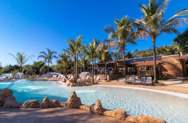 <strong>Recanto Alvorada Eco Resort, em Brotas (SP)</strong> Apesar de ficar em município vizinho, distante do Centro de Brotas, o resort compensa com muitas atividades de lazer. Piscinas, fazendinha e lago para pesca divertem adultos e crianças. <a href="https://www.booking.com/hotel/br/recanto-alvorada-eco-resort.pt-br.html?aid=332455;label=viagemabril-hoteisfamilia;sid=605c56653290b80351df808102ac423d;dest_id=-631584;dest_type=city;dist=0;group_adults=2;hapos=1;hpos=1;is_swapped_image=1;room1=A%2CA;sb_price_type=total;srepoch=1533589083;srfid=d9325787ff766ef7bb4afd1d74d2c7140e3248ccX1;srpvid=de8c936dfca90341;type=total;ucfs=1�" target="_blank" rel="noopener"><em>Reserve sua estadia no Recanto Alvorada Eco Resort</em></a> <strong>Recanto Alvorada Eco Resort, em Brotas (SP)</strong> Apesar de ficar em município vizinho, distante do Centro de Brotas, o resort compensa com muitas atividades de lazer. Piscinas, fazendinha e lago para pesca divertem adultos e crianças. <a href="https://www.booking.com/hotel/br/recanto-alvorada-eco-resort.pt-br.html?aid=332455;label=viagemabril-hoteisfamilia;sid=605c56653290b80351df808102ac423d;dest_id=-631584;dest_type=city;dist=0;group_adults=2;hapos=1;hpos=1;is_swapped_image=1;room1=A%2CA;sb_price_type=total;srepoch=1533589083;srfid=d9325787ff766ef7bb4afd1d74d2c7140e3248ccX1;srpvid=de8c936dfca90341;type=total;ucfs=1�" target="_blank" rel="noopener"><em>Reserve sua estadia no Recanto Alvorada Eco Resort</em></a>