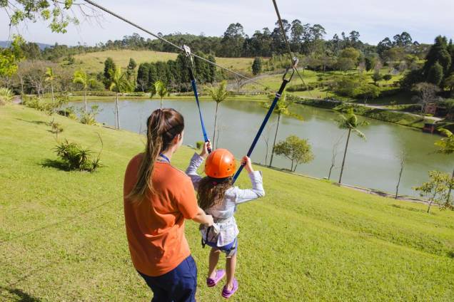 <strong>Hotel Villa Rossa, em São Roque (SP)</strong> Ideal para aqueles que buscam conforto em meio à natureza, o hotel fica em uma reserva de Mata Atlântica. Há redes espalhadas pelo bosque, pista de cooper, campo de futebol, quadras, trilha, lago, muro de escalagem e playground. <a href="https://www.booking.com/hotel/br/villa-rossa.pt-br.html?aid=332455;sid=605c56653290b80351df808102ac423d;dest_id=-672116;dest_type=city;dist=0;group_adults=2;hapos=1;hpos=1;room1=A%2CA;sb_price_type=total;srepoch=1533661134;srfid=74470749d7adea15100e5f87d485142c550fdaa8X1;srpvid=79e777661d1601a4;type=total;ucfs=1�" target="_blank" rel="noopener"><em>Reserve sua estadia no Hotel Villa Rossa </em></a> <strong>Hotel Villa Rossa, em São Roque (SP)</strong> Ideal para aqueles que buscam conforto em meio à natureza, o hotel fica em uma reserva de Mata Atlântica. Há redes espalhadas pelo bosque, pista de cooper, campo de futebol, quadras, trilha, lago, muro de escalagem e playground. <a href="https://www.booking.com/hotel/br/villa-rossa.pt-br.html?aid=332455;sid=605c56653290b80351df808102ac423d;dest_id=-672116;dest_type=city;dist=0;group_adults=2;hapos=1;hpos=1;room1=A%2CA;sb_price_type=total;srepoch=1533661134;srfid=74470749d7adea15100e5f87d485142c550fdaa8X1;srpvid=79e777661d1601a4;type=total;ucfs=1�" target="_blank" rel="noopener"><em>Reserve sua estadia no Hotel Villa Rossa </em></a>