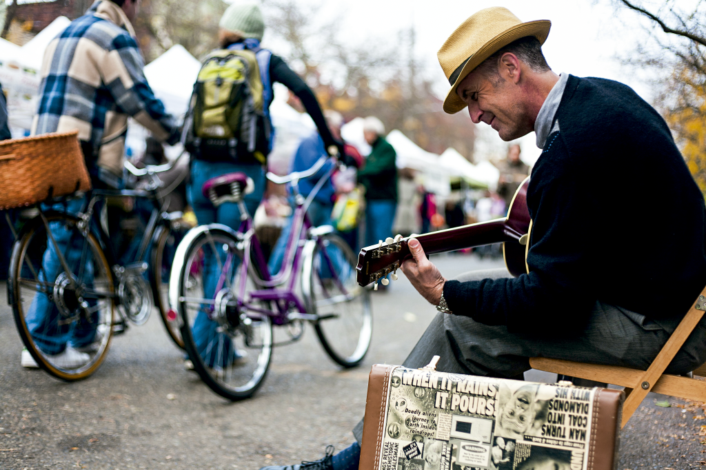 Homem tocando violão no bairro de Ballard, Seattle