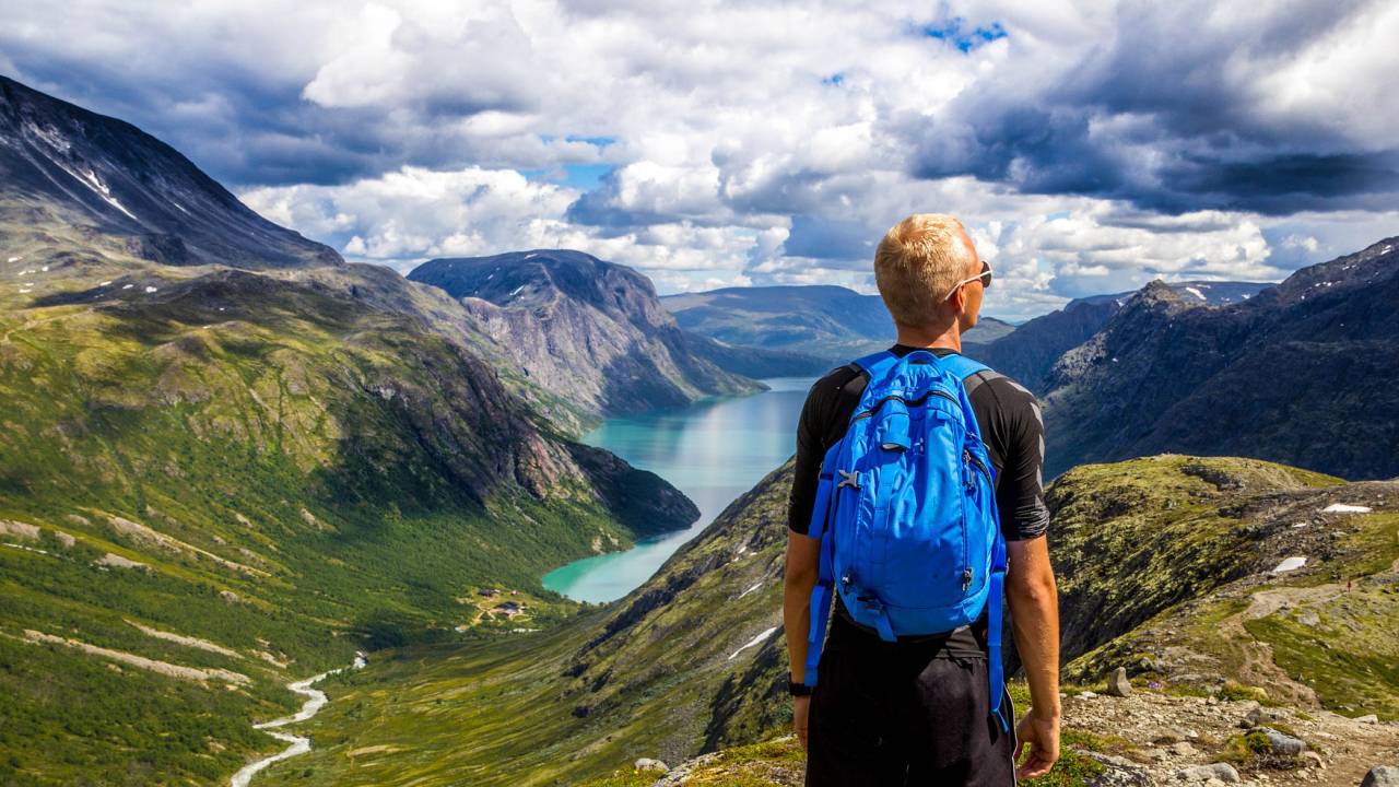 Mochila na paisagem da Noruega