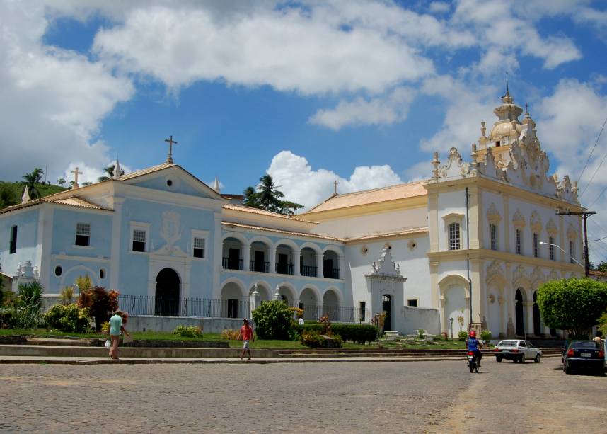 <strong><a href="https://viajeaqui.abril.com.br/cidades/br-ba-cachoeira" target="_self">Cachoeira</a>, <a href="https://viajeaqui.abril.com.br/estados/br-bahia" target="_self">Bahia</a></strong> Localizada a cerca de 110 km da capital <a href="https://viajeaqui.abril.com.br/cidades/br-ba-salvador" target="_self">Salvador</a>, essa pequena e charmosa cidade do Recôncavo Baiano luta para colocar seus patrimônios históricos entre os mais bem conservados do país. É aqui que fica o maior conjunto arquitetônico barroco do Estado, com fachadas, edifícios e casarios que provocam a sensação de estar voltando no tempo. A história conta que a cidade abrigou os primeiros eventos que resultariam na independência do Brasil. No entanto, é na religiosidade que se encontra o ponto forte do destino, com eventos de religiões de matriz africana tomando suas ruas <em><a href="https://www.booking.com/city/br/cachoeira-br.pt-br.html?aid=332455&label=viagemabril-cidades-historicas-do-brasil" target="_blank" rel="noopener">Veja preços de hotéis em Cachoeira no Booking.com</a></em>