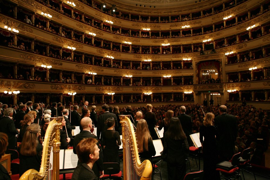 <strong><a href="https://www.teatroallascala.org/en/index.html" target="_blank" rel="noopener">Teatro alla Scala</a>, <a href="https://preprod.viagemeturismo.abril.com.br/cidades/milao/" target="_blank" rel="noopener">Milão</a>, <a href="https://preprod.viagemeturismo.abril.com.br/paises/italia-2/" target="_blank" rel="noopener">Itália</a></strong> Um dos mais famosos teatros do mundo foi inaugurado em 3 de agosto de 1778, no lugar de um antigo teatro que pegou fogo depois de uma festa de Carnaval, e desde então tem sido o palco principal das óperas mais tradicionais (e mais importantes) do planeta. Sua capacidade máxima é de 2 800 pessoas, e o teatro é aberto a visitas em dias em que não há apresentações. É possível visitar o seu interior e vislumbrar as dimensões exorbitantes a partir dos camarotes 13, 15 e 18