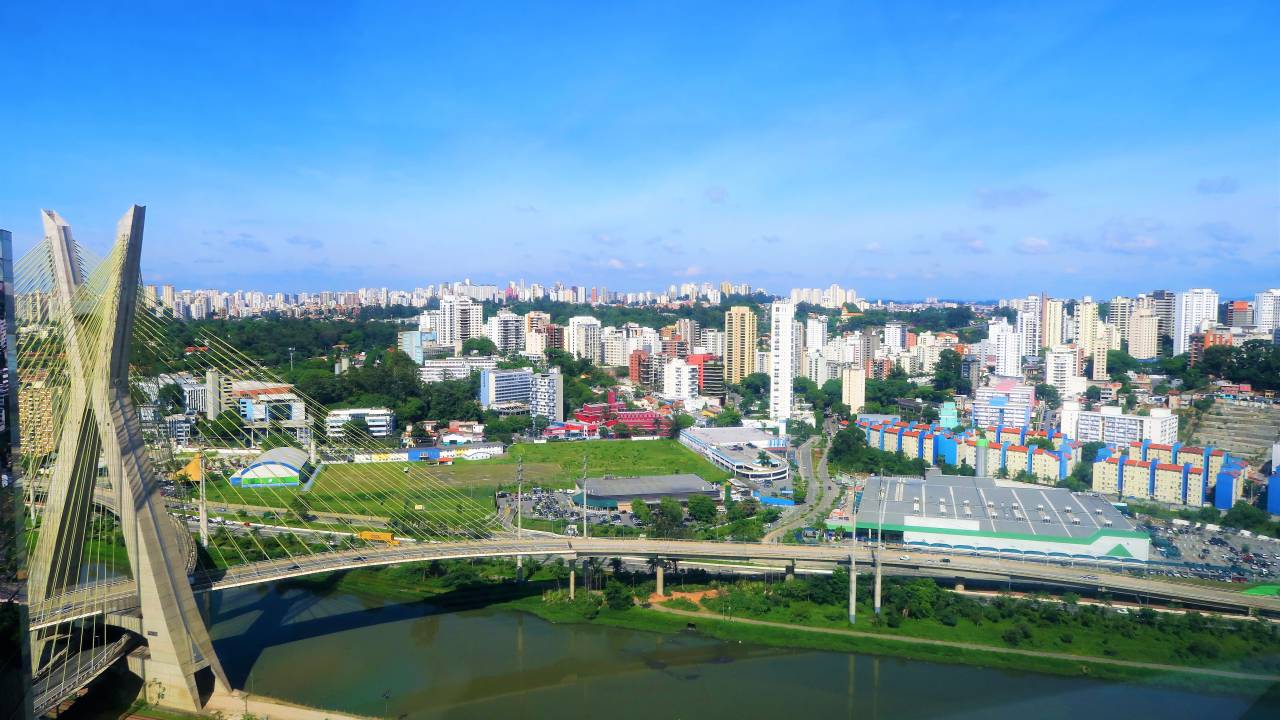 Vista aérea de São Paulo com a ponte estaiada, São Paulo, Brasil