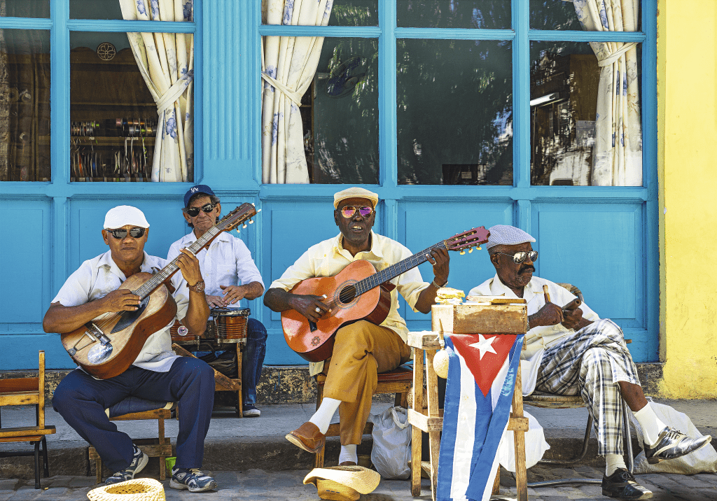 Herdeiros de Ibrahim Ferrer cantam perto da Plaza de Armas