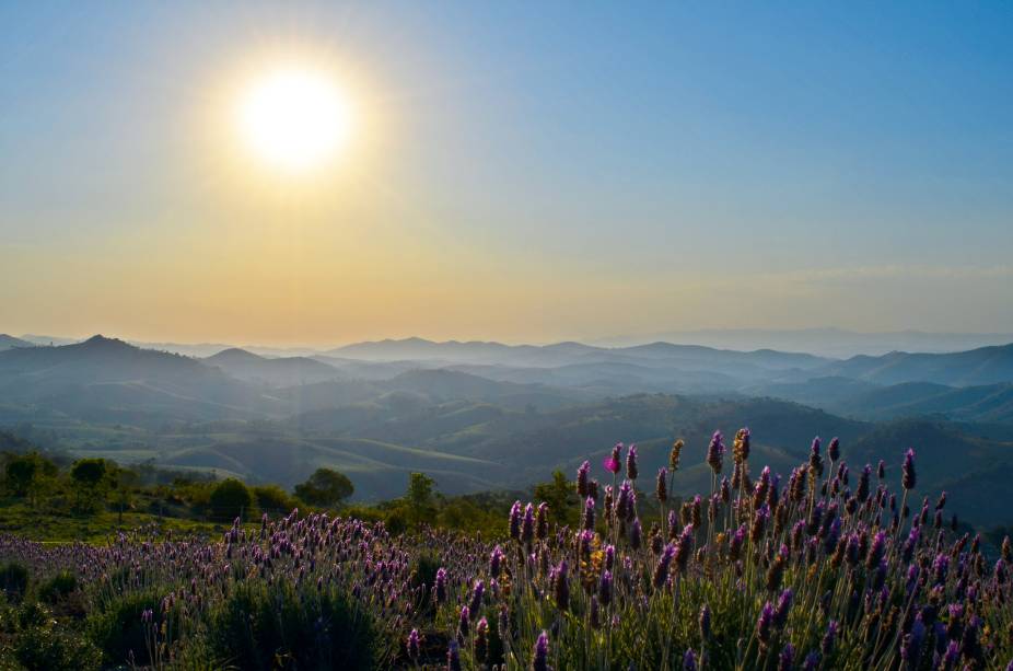 Pôr do sol no O Lavandário, uma das atrações mais visitadas da cidade