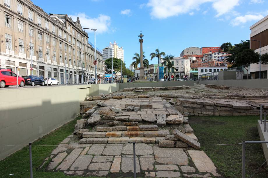 <strong>Cais do Valongo, Rio de Janeiro, Rio de Janeiro: </strong>O local, o patrimônio mais recente do Brasil, foi tombado em 2017 pela Unesco. Localizado na região portuária do Rio de Janeiro, o Cais do Valongo foi o mais importante porto de entrada de escravos africanos no Brasil - cerca de 900 mil africanos chegaram à América do Sul através dele. As ruínas do Cais são os únicos resquícios da chegada de escravos no Brasil e lançam luz na história da escravidão no país, sendo reconhecidas pela Unesco como local de memória de eventos traumáticos e de sobrevivência, como ocorre com o Campo de Concentração de Auschwitz, na Polônia. <a href="https://www.booking.com/searchresults.pt-br.html?aid=332455&sid=94aa901e952af19c1ee63bf0f7fc5436&sb=1&src=index&src_elem=sb&error_url=https%3A%2F%2Fwww.booking.com%2Findex.pt-br.html%3Faid%3D332455%3Bsid%3D94aa901e952af19c1ee63bf0f7fc5436%3Bsb_price_type%3Dtotal%26%3B&ss=Rio+de+Janeiro%2C+Estado+do+Rio+de+Janeiro%2C+Brasil&checkin_year=&checkin_month=&checkout_year=&checkout_month=&no_rooms=1&group_adults=2&group_children=0&b_h4u_keep_filters=&from_sf=1&ss_raw=rio+de+janeiro&ac_position=0&ac_langcode=xb&dest_id=-666610&dest_type=city&iata=RIO&place_id_lat=-22.901271&place_id_lon=-43.179032&search_pageview_id=03146433f1c00099&search_selected=true" target="_blank" rel="noopener">Busque hospedagens no Rio de Janeiro</a>