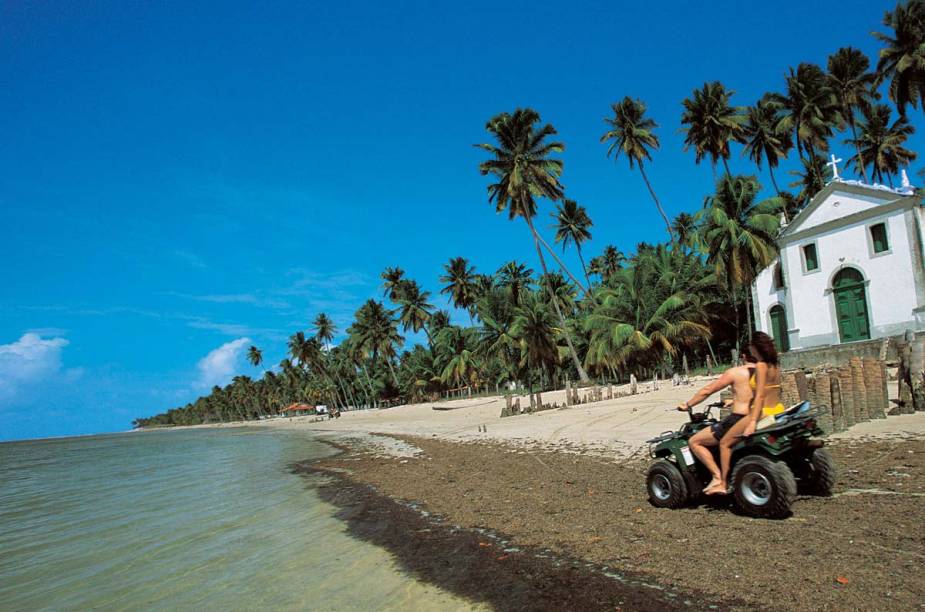 Passeio de quadriciclo na Praia dos Carneiros