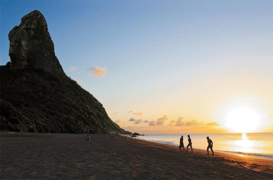 O Morro do Pico e o por do sol na <strong>Praia da Conceição</strong>; o crepúsculo é a melhor hora para visitar o lugar, e aproveite a noitinha para curtir um dos melhores bares de Noronha: o Bar do Meio, que fica há onze minutos andando da praia.