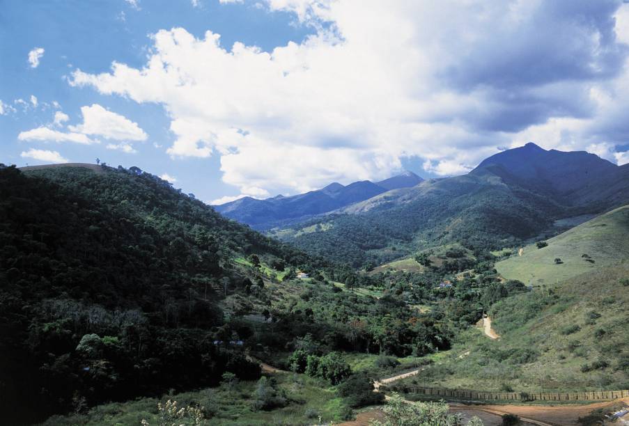 A cidade é um dos principais destinos de serra do país. O Parque Nacional da Serra dos Orgãos destaca a natureza local com a possibilidade de fazer trilhas e apreciar vistas maravilhosas. <a href="https://www.booking.com/searchresults.pt-br.html?aid=332455&lang=pt-br&sid=eedbe6de09e709d664615ac6f1b39a5d&sb=1&src=searchresults&src_elem=sb&error_url=https%3A%2F%2Fwww.booking.com%2Fsearchresults.pt-br.html%3Faid%3D332455%3Bsid%3Deedbe6de09e709d664615ac6f1b39a5d%3Bcity%3D-659504%3Bclass_interval%3D1%3Bdest_id%3D900050231%3Bdest_type%3Dcity%3Bdtdisc%3D0%3Bfrom_sf%3D1%3Bgroup_adults%3D2%3Bgroup_children%3D0%3Binac%3D0%3Bindex_postcard%3D0%3Blabel_click%3Dundef%3Bno_rooms%3D1%3Boffset%3D0%3Bpostcard%3D0%3Braw_dest_type%3Dcity%3Broom1%3DA%252CA%3Bsb_price_type%3Dtotal%3Bsearch_selected%3D1%3Bsrc%3Dsearchresults%3Bsrc_elem%3Dsb%3Bss%3DPedra%2520Azul%252C%2520%25E2%2580%258BEsp%25C3%25ADrito%2520Santo%252C%2520%25E2%2580%258BBrasil%3Bss_all%3D0%3Bss_raw%3DPedra%2520Azul%2520%2528%3Bssb%3Dempty%3Bsshis%3D0%3Bssne_untouched%3DParaty%26%3B&ss=Petr%C3%B3polis%2C+%E2%80%8BRio+de+Janeiro%2C+%E2%80%8BBrasil&ssne=Pedra+Azul&ssne_untouched=Pedra+Azul&city=900050231&checkin_monthday=&checkin_month=&checkin_year=&checkout_monthday=&checkout_month=&checkout_year=&no_rooms=1&group_adults=2&group_children=0&highlighted_hotels=&from_sf=1&ss_raw=Petr%C3%B3polis&ac_position=0&ac_langcode=xb&dest_id=-661457&dest_type=city&search_pageview_id=c7cf72d96a610044&search_selected=true&search_pageview_id=c7cf72d96a610044&ac_suggestion_list_length=5&ac_suggestion_theme_list_length=0" target="_blank" rel="noopener"><em>Busque hospedagens em Petrópolis </em></a>