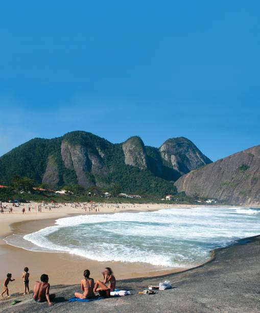 Banhistas na praia de Itacoatiara