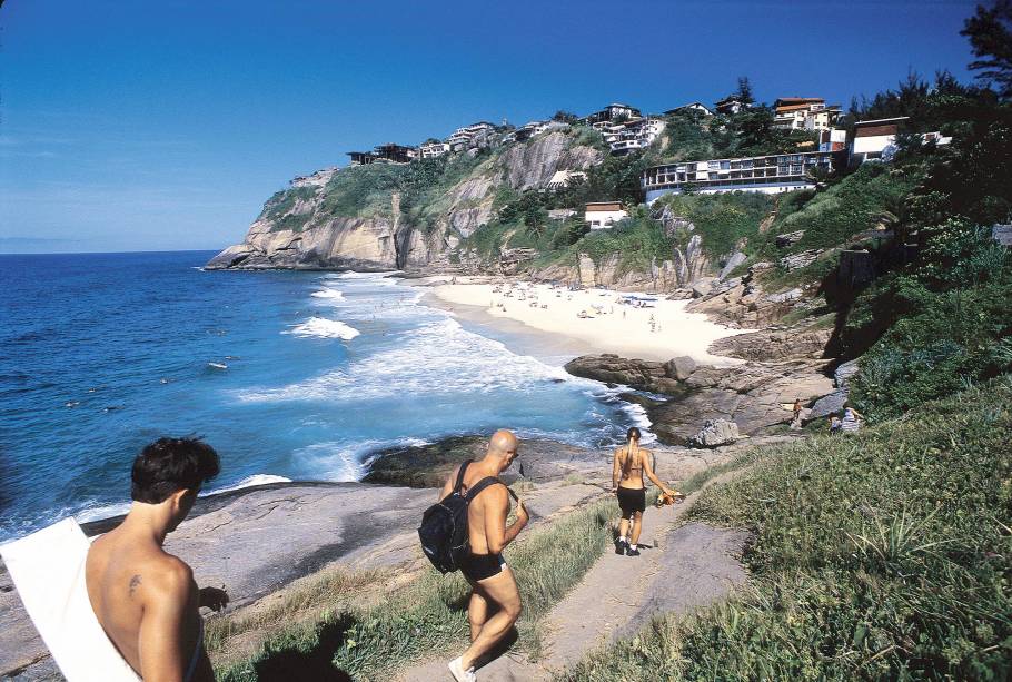 <a href="https://viajeaqui.abril.com.br/estabelecimentos/br-rj-rio-de-janeiro-atracao-praia-do-joa-joatinga" rel="Praia da Joatinga " target="_blank"><strong>Praia da Joatinga </strong></a> O hype da praia pequena e com mar agitado é sua localização escondida entre as pedras e casarões e o mar com belos tons de verde e azul. O acesso é feito por um condomínio particular <a href="https://viajeaqui.abril.com.br/estabelecimentos/br-rj-rio-de-janeiro-atracao-praia-do-joa-joatinga" rel="Praia da Joatinga " target="_blank"><strong>Praia da Joatinga </strong></a> O hype da praia pequena e com mar agitado é sua localização escondida entre as pedras e casarões e o mar com belos tons de verde e azul. O acesso é feito por um condomínio particular