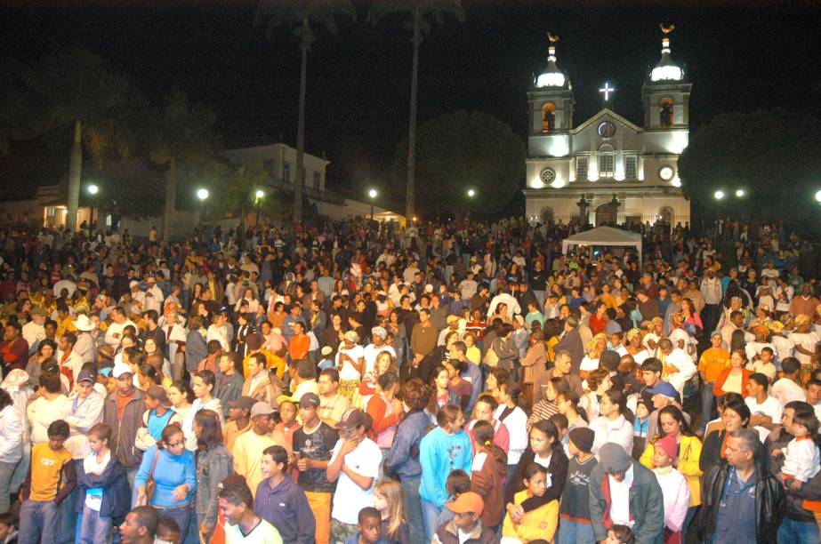 Público durante o Cortejo das Tradições no encerramento do Festival do Vale do Café, na Praça do Barão de Campo Belo, em Vassouras (RJ), ao fundo a Igreja Matriz de Nossa Senhora da Conceição