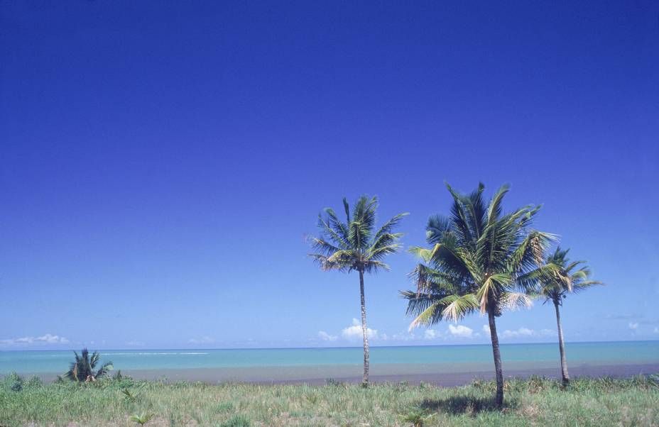 <strong>Praia Barra Velha, Caraíva </strong>A longa extensão de praia Barra Velha faz parte da reserva indígena Pataxó. Ao longe, do lado direito, é possível avistar a <strong>Ponta do Corumbau</strong>. A água é verde, cristalina, e o mar, colorido por barcos de pescadores – especialmente os indígenas. <a href="https://www.booking.com/searchresults.pt-br.html?aid=332455&sid=605c56653290b80351df808102ac423d&sb=1&src=searchresults&src_elem=sb&error_url=https%3A%2F%2Fwww.booking.com%2Fsearchresults.pt-br.html%3Faid%3D332455%3Bsid%3D605c56653290b80351df808102ac423d%3Bcity%3D900040389%3Bclass_interval%3D1%3Bdest_id%3D900051125%3Bdest_type%3Dcity%3Bdtdisc%3D0%3Bfrom_sf%3D1%3Bgroup_adults%3D2%3Bgroup_children%3D0%3Binac%3D0%3Bindex_postcard%3D0%3Blabel_click%3Dundef%3Bno_rooms%3D1%3Boffset%3D0%3Bpostcard%3D0%3Braw_dest_type%3Dcity%3Broom1%3DA%252CA%3Bsb_price_type%3Dtotal%3Bsearch_selected%3D1%3Bsrc%3Dsearchresults%3Bsrc_elem%3Dsb%3Bss%3DCorumbau%252C%2520Bahia%252C%2520Brasil%3Bss_all%3D0%3Bss_raw%3DCorumbau%3Bssb%3Dempty%3Bsshis%3D0%3Bssne_untouched%3DMorro%2520de%2520S%25C3%25A3o%2520Paulo%26%3B&ss=Cara%C3%ADva%2C+Bahia%2C+Brasil&ssne=Corumbau&ssne_untouched=Corumbau&city=900051125&checkin_monthday=&checkin_month=&checkin_year=&checkout_monthday=&checkout_month=&checkout_year=&group_adults=2&group_children=0&no_rooms=1&from_sf=1&ss_raw=Caraiva&ac_position=0&ac_langcode=xb&dest_id=-635449&dest_type=city&place_id_lat=-16.799999&place_id_lon=-39.150002&search_pageview_id=029b91ba39ce017b&search_selected=true&search_pageview_id=029b91ba39ce017b&ac_suggestion_list_length=5&ac_suggestion_theme_list_length=0" target="_blank" rel="noopener"><em>Busque hospedagens em Caraíva</em></a>