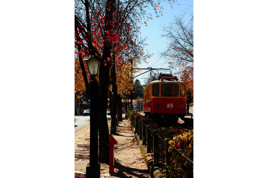 <strong>Campos do Jordão (São Paulo)</strong><br />          Uma das principais atrações desta época do ano é o <a href="https://viajeaqui.abril.com.br/estabelecimentos/br-sp-campos-do-jordao-atracao-festival-internacional-de-inverno" rel="Festival Internacional de Inverno" target="_blank"><strong>Festival Internacional de Inverno</strong></a>, que reúne uma série de apresentações de música clássica. O teleférico é outro destaque. E quem quer fugir de toda agitação de <a href="https://viajeaqui.abril.com.br/cidades/br-sp-campos-do-jordao" rel="Campos de Jordão" target="_blank">Campos de Jordão</a>, pode ficar nas cidades próximas, <a href="https://viajeaqui.abril.com.br/cidades/br-sp-santo-antonio-do-pinhal" rel="Santo Antônio do Pinhal " target="_blank">Santo Antônio do Pinhal </a>e <a href="https://viajeaqui.abril.com.br/cidades/br-sp-sao-francisco-xavier" rel="São Francisco Xavier" target="_blank">São Francisco Xavier</a>, outros bons destinos para o inverno na região