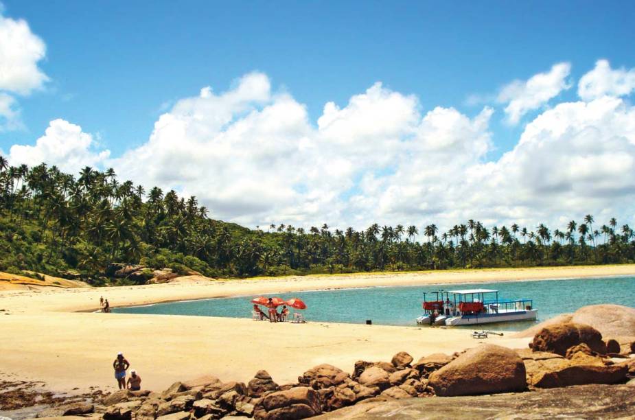 Barcos turísticos na Praia dos Carneiros