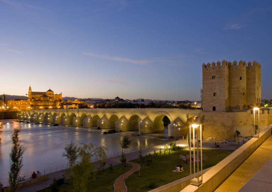 Ponte romana sobre o rio Guadalquivir e, à esquerda, a Grande Mesquita de Córdoba Ponte romana sobre o rio Guadalquivir e, à esquerda, a Grande Mesquita de Córdoba