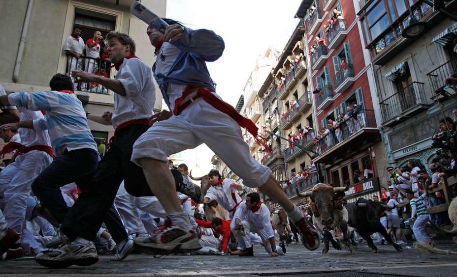 Entre 6 e 14 de Julho acontece a festa de Los Sanfermines em que touros são soltos nas ruas de Pamplona e correm atrás de homens com lenços vermelhos Entre 6 e 14 de Julho acontece a festa de Los Sanfermines em que touros são soltos nas ruas de Pamplona e correm atrás de homens com lenços vermelhos