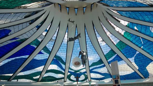 <a href="https://viajeaqui.abril.com.br/estabelecimentos/br-df-brasilia-atracao-catedral-metropolitana" rel="1. Catedral Metropolitana "><strong>1. Catedral Metropolitana </strong></a>Ela é bem maior por dentro do que parece ser por fora e isso acontece porque uma parte do edifício está abaixo do nível da rua. O que parece parede por fora é na verdade um conjunto de peças em fibra de vidro azul, verde, branco e marrom, projetados por Marianne Peretti em 1990 (antes disso, a catedral tinha paredes de vidro transparente). A imagem da padroeira do Brasil, Nossa Senhora Aparecida, é uma réplica do original que está em Aparecida do Norte, SP. Outras obras de arte bastante notáveis na igreja são os três anjos suspensos feitos por Alfredo Ceschiatti e Dante Croce, a via sacra pintada por Di Cavalcanti e um pilar com as passagens da vida de Maria retratadas por Athos Bulcão.<strong>Entrada gratuita. </strong><strong>Horários de visitação:</strong> segunda de 8h às 16h30; terça e sexta de 10h30 às 18h; quarta, quinta, sábado e domingo de 8h às 18h. Missas são celebradas de terça a sexta às 12h15, sábado às 17h e domingo às 8h30, 10h30 e 18h <a href="https://viajeaqui.abril.com.br/estabelecimentos/br-df-brasilia-atracao-catedral-metropolitana" rel="1. Catedral Metropolitana "><strong>1. Catedral Metropolitana </strong></a>Ela é bem maior por dentro do que parece ser por fora e isso acontece porque uma parte do edifício está abaixo do nível da rua. O que parece parede por fora é na verdade um conjunto de peças em fibra de vidro azul, verde, branco e marrom, projetados por Marianne Peretti em 1990 (antes disso, a catedral tinha paredes de vidro transparente). A imagem da padroeira do Brasil, Nossa Senhora Aparecida, é uma réplica do original que está em Aparecida do Norte, SP. Outras obras de arte bastante notáveis na igreja são os três anjos suspensos feitos por Alfredo Ceschiatti e Dante Croce, a via sacra pintada por Di Cavalcanti e um pilar com as passagens da vida de Maria retratadas por Athos Bulcão.<strong>Entrada gratuita. </strong><strong>Horários de visitação:</strong> segunda de 8h às 16h30; terça e sexta de 10h30 às 18h; quarta, quinta, sábado e domingo de 8h às 18h. Missas são celebradas de terça a sexta às 12h15, sábado às 17h e domingo às 8h30, 10h30 e 18h