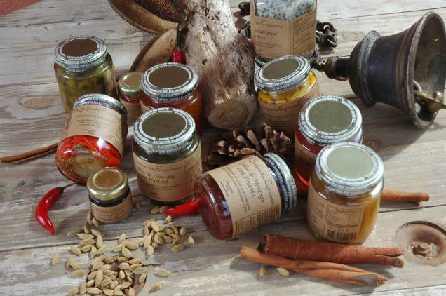 As geleias, chutneys e antepastos da Senhora das Especiarias são feitos com os bons ingredientes locais As geleias, chutneys e antepastos da Senhora das Especiarias são feitos com os bons ingredientes locais