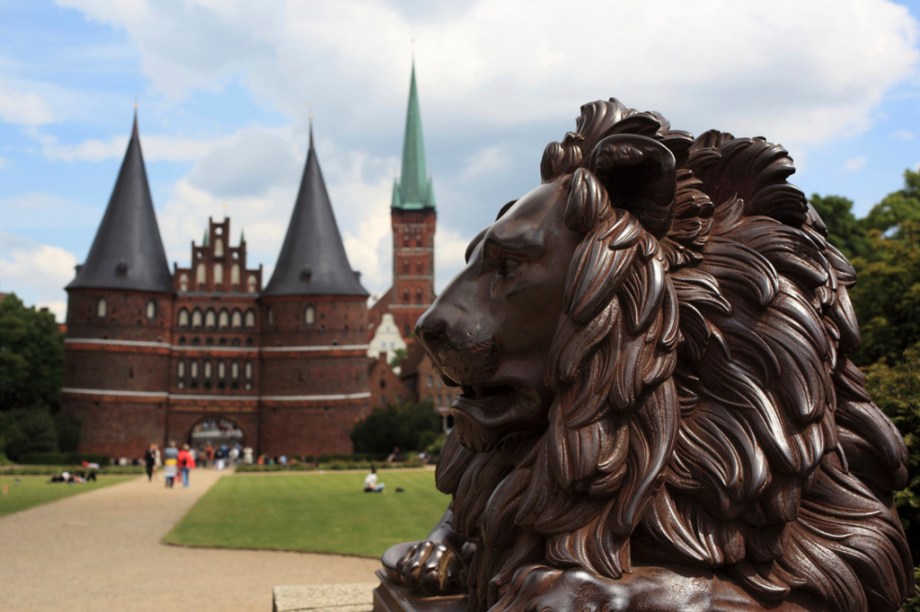 O portão medieval de Holstein - erguido no século 15 com muralhas de até 3,5 metros de espessura - abre alas para o centro histórico de Lübeck