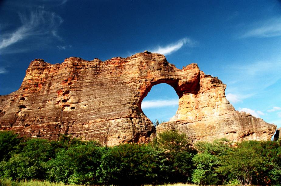 O Parque Nacional da Serra da Capivara é um oásis na região semi-árida do sudeste do Piauí. A região tem uma paisagem única, com cânions, baixões e serras, e de uma enorme concentração de arte rupestre pré-histórica. <a href="https://www.booking.com/searchresults.pt-br.html?aid=332455&lang=pt-br&sid=eedbe6de09e709d664615ac6f1b39a5d&sb=1&src=searchresults&src_elem=sb&error_url=https%3A%2F%2Fwww.booking.com%2Fsearchresults.pt-br.html%3Faid%3D332455%3Bsid%3Deedbe6de09e709d664615ac6f1b39a5d%3Bclass_interval%3D1%3Bdest_id%3D1347%3Bdest_type%3Dregion%3Bdtdisc%3D0%3Bfrom_sf%3D1%3Bgroup_adults%3D2%3Bgroup_children%3D0%3Binac%3D0%3Bindex_postcard%3D0%3Blabel_click%3Dundef%3Bno_rooms%3D1%3Boffset%3D0%3Bpostcard%3D0%3Braw_dest_type%3Dregion%3Broom1%3DA%252CA%3Bsb_price_type%3Dtotal%3Bsearch_selected%3D1%3Bsrc%3Dsearchresults%3Bsrc_elem%3Dsb%3Bss%3DMaranh%25C3%25A3o%252C%2520%25E2%2580%258BBrasil%3Bss_all%3D0%3Bss_raw%3DMaranh%25C3%25A3o%3Bssb%3Dempty%3Bsshis%3D0%3Bssne_untouched%3DCear%25C3%25A1%26%3B&ss=Piau%C3%AD%2C+%E2%80%8BBrasil&ssne=Maranh%C3%A3o&ssne_untouched=Maranh%C3%A3o&checkin_monthday=&checkin_month=&checkin_year=&checkout_monthday=&checkout_month=&checkout_year=&no_rooms=1&group_adults=2&group_children=0&highlighted_hotels=&from_sf=1&ss_raw=Piau%C3%AD+&ac_position=0&ac_langcode=xb&dest_id=1346&dest_type=region&search_pageview_id=2c457a0695c70306&search_selected=true&search_pageview_id=2c457a0695c70306&ac_suggestion_list_length=5&ac_suggestion_theme_list_length=0" target="_blank" rel="noopener"><em>Busque hospedagens em Piauí </em></a>