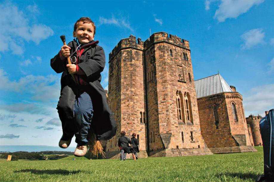 Martin Vilela em pleno voo no Castelo de Alnwick, no norte da Inglaterra