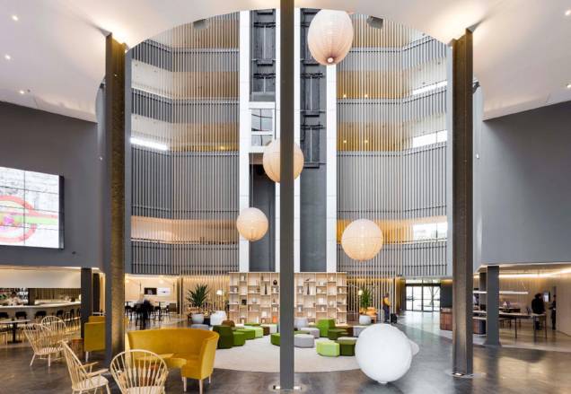 <strong>Pullman Guarulhos</strong>O escritório franco-brasileiro Triptyque é o responsável pelo interior do luxuoso Pullman São Paulo Guarulhos Airport. O desafio nesse caso foi aliar o conceito de reformas sustentáveis em edificações levando em conta a luxuosidade do empreendimento. Para tal, o lobby foi concebido como um lounge ligado ao check-in, bar, restaurantes e a áreas executivas. Além disso, paredes e portas foram retiradas, dando lugar a cortinas e ripados que proporcionam mais mobilidade. A cereja do bolo são as peças icônicas da cultura contemporânea brasileira que pipocam no local. <strong>Conheça: </strong><a href="https://pullmanhotels.com/pt-br/hotel-8923-pullman-sao-paulo-guarulhos-airport-ancient-caesar-park/index.shtml" rel="link do site">link do site</a>. <strong>Pullman Guarulhos</strong>O escritório franco-brasileiro Triptyque é o responsável pelo interior do luxuoso Pullman São Paulo Guarulhos Airport. O desafio nesse caso foi aliar o conceito de reformas sustentáveis em edificações levando em conta a luxuosidade do empreendimento. Para tal, o lobby foi concebido como um lounge ligado ao check-in, bar, restaurantes e a áreas executivas. Além disso, paredes e portas foram retiradas, dando lugar a cortinas e ripados que proporcionam mais mobilidade. A cereja do bolo são as peças icônicas da cultura contemporânea brasileira que pipocam no local. <strong>Conheça: </strong><a href="https://pullmanhotels.com/pt-br/hotel-8923-pullman-sao-paulo-guarulhos-airport-ancient-caesar-park/index.shtml" rel="link do site">link do site</a>.