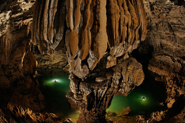 Foto publicada na revista NATIONAL GEOGRAPHIC BRASIL de abril de 2011, na reportagem Caverna sem fim. Uma coluna gigante, recamada de um lençol de carbonato de cálcio, avulta sobre os exploradores que nadam nas profundezas de Hang Ken, uma das 20 novas cavernas descobertas nos últimos anos do Vietnã Foto publicada na revista NATIONAL GEOGRAPHIC BRASIL de abril de 2011, na reportagem Caverna sem fim. Uma coluna gigante, recamada de um lençol de carbonato de cálcio, avulta sobre os exploradores que nadam nas profundezas de Hang Ken, uma das 20 novas cavernas descobertas nos últimos anos do Vietnã