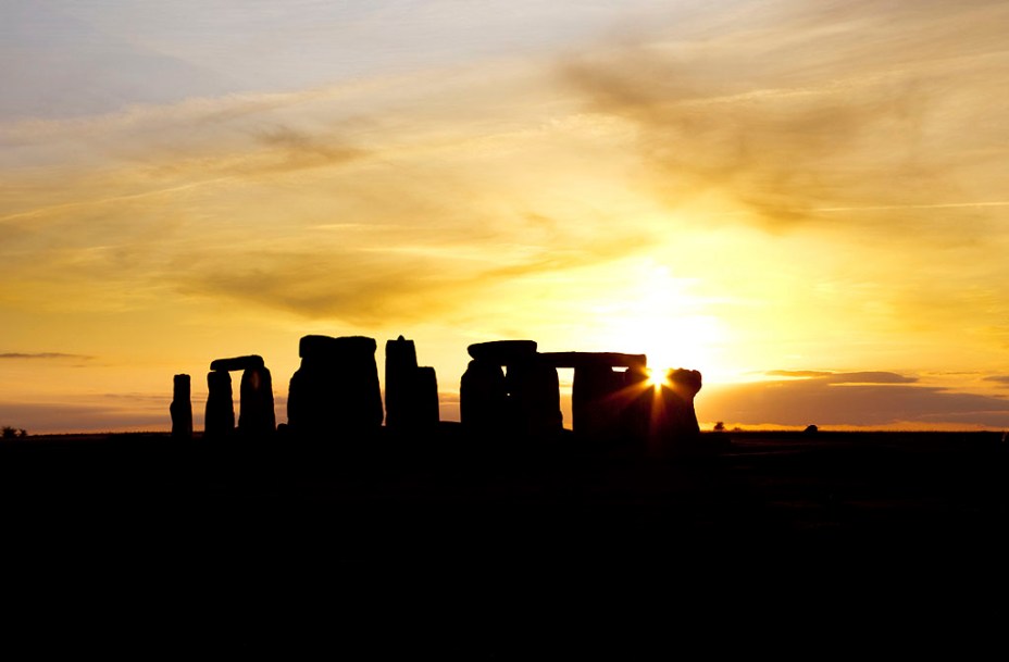 <strong>Stonenhenge, Inglaterra: </strong>O pequeno arranjo circular de rochas sobre um amplo descampado pode desapontar alguns turistas que aqui chegam. Mas, seja no solstício de verão europeu – quando atrai milhares de neo-druidas e hippies – ou durante todo o resto do ano, <strong>Stonehenge</strong>, próxima à histórica <strong>Salisbury</strong>, sobressai-se por seus mistérios. Monolitos de até 50 toneladas, escavados em pedreiras distantes mais de 400 quilômetros, foram arranjados em dois círculos concêntricos cerca de quatro mil anos atrás. Sua função? Nem os estudiosos conseguem afirmar com certeza. Seu legado? Mistérios que alimentam a imaginação do homem e desafiam os historiadores. <strong>Distância de Londres: 150 quilômetros</strong>