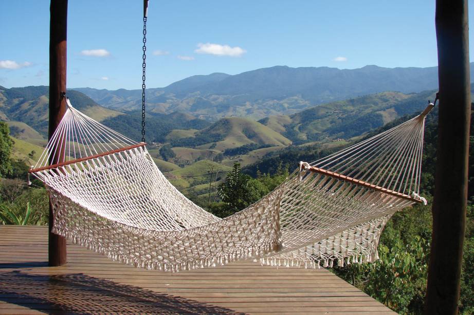 Rede na varanda da Pousada Teto do Cafundó, em São Francisco Xavier, São Paulo, com vista para a Serra da Mantiqueira. A pousada é recomendade pelo GUIA QUATRO RODAS