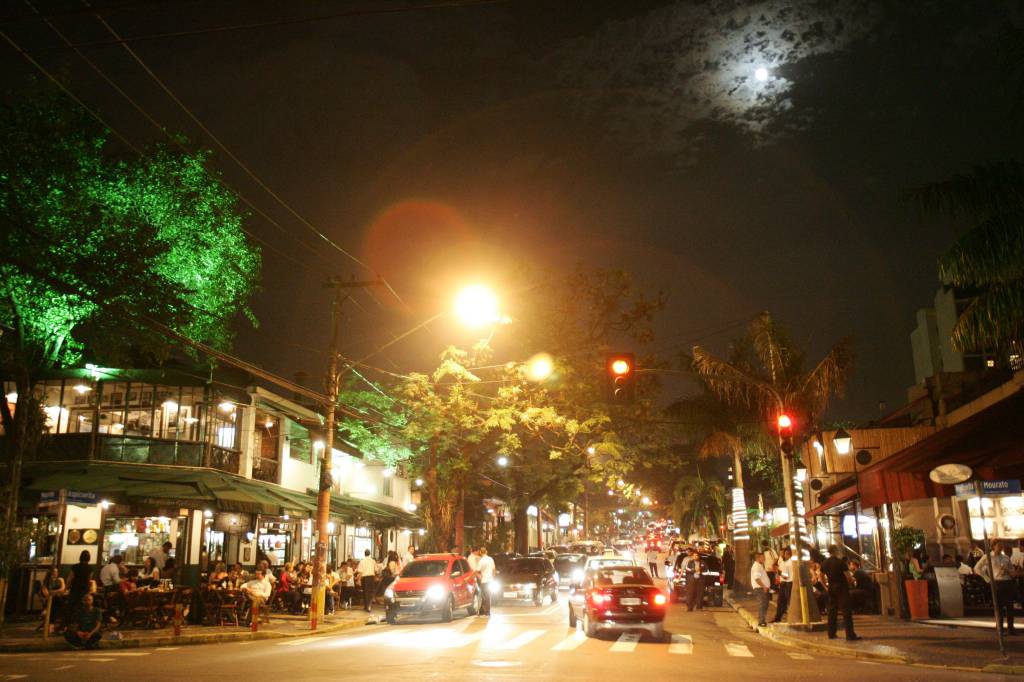 Bares e restaurantes na Rua Aspicuelta esquina com Rua Morato Coelho, na Vila Madalena, São Paulo Bares e restaurantes na Rua Aspicuelta esquina com Rua Morato Coelho, na Vila Madalena, São Paulo